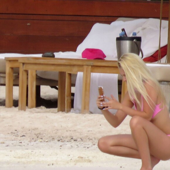 Ava Sambora sur une plage à Saint-Barthélemy, le 26 juin 2016