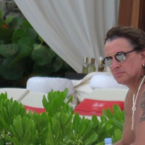 Le rockeur Richie Sambora sur une plage à Saint-Barthélemy, le 26 juin 2016
