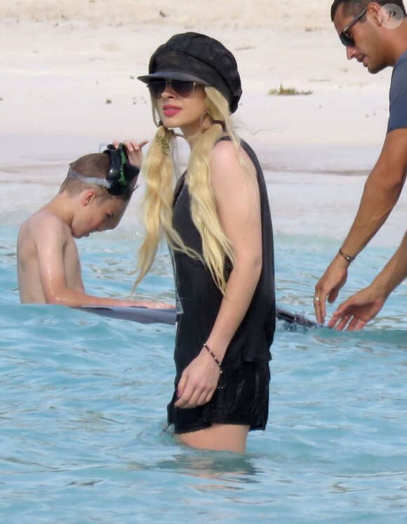 Orianthi Panagaris sur une plage à Saint-Barthélemy, le 26 juin 2016