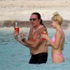 Le rockeur Richie Sambora profite d'une belle journée ensoleillée avec sa compagne Orianthi Panagaris et sa fille Ava Sambora sur une plage à Saint-Barthélemy, le 26 juin 2016