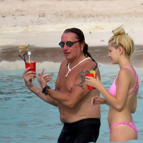 Le rockeur Richie Sambora profite d'une belle journée ensoleillée avec sa compagne Orianthi Panagaris et sa fille Ava Sambora sur une plage à Saint-Barthélemy, le 26 juin 2016
