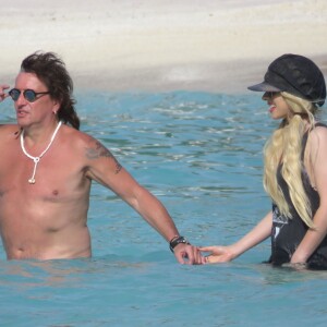 Le rockeur Richie Sambora profite d'une belle journée ensoleillée avec sa compagne Orianthi Panagaris et sa fille Ava Sambora sur une plage à Saint-Barthélemy, le 26 juin 2016