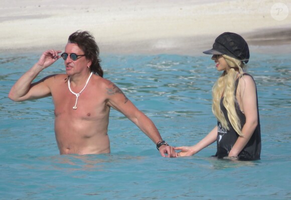 Le rockeur Richie Sambora profite d'une belle journée ensoleillée avec sa compagne Orianthi Panagaris et sa fille Ava Sambora sur une plage à Saint-Barthélemy, le 26 juin 2016