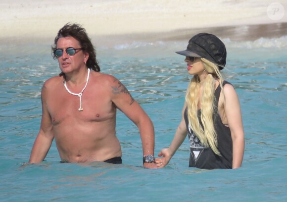 Le rockeur Richie Sambora profite d'une belle journée ensoleillée avec sa compagne Orianthi Panagaris et sa fille Ava Sambora sur une plage à Saint-Barthélemy, le 26 juin 2016