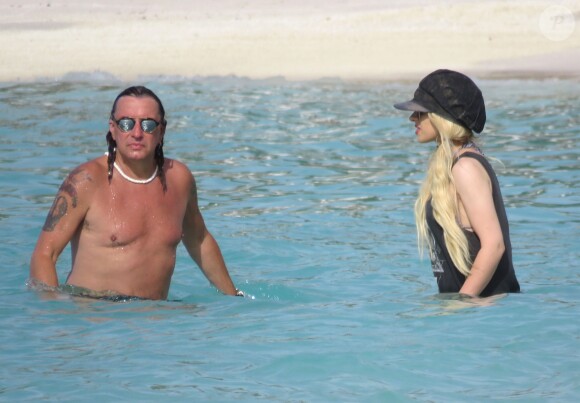 Le rockeur Richie Sambora profite d'une belle journée ensoleillée avec sa compagne Orianthi Panagaris et sa fille Ava Sambora sur une plage à Saint-Barthélemy, le 26 juin 2016