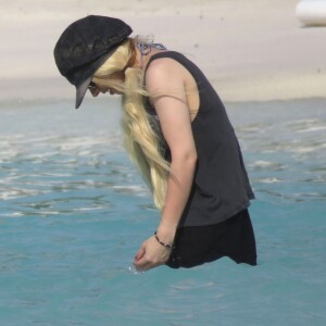 Le rockeur Richie Sambora profite d'une belle journée ensoleillée avec sa compagne Orianthi Panagaris et sa fille Ava Sambora sur une plage à Saint-Barthélemy, le 26 juin 2016