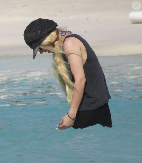Le rockeur Richie Sambora profite d'une belle journée ensoleillée avec sa compagne Orianthi Panagaris et sa fille Ava Sambora sur une plage à Saint-Barthélemy, le 26 juin 2016