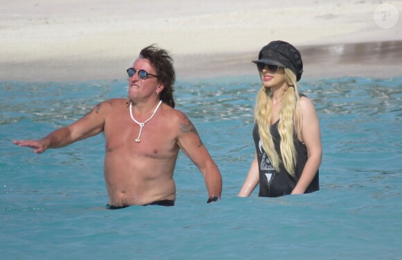 Le rockeur Richie Sambora profite d'une belle journée ensoleillée avec sa compagne Orianthi Panagaris et sa fille Ava Sambora sur une plage à Saint-Barthélemy, le 26 juin 2016