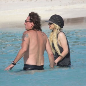 Le rockeur Richie Sambora profite d'une belle journée ensoleillée avec sa compagne Orianthi Panagaris et sa fille Ava Sambora sur une plage à Saint-Barthélemy, le 26 juin 2016