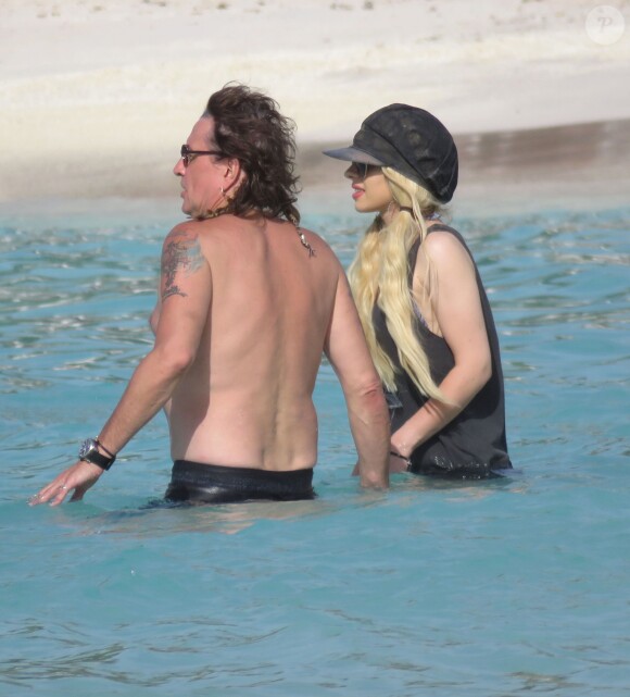 Le rockeur Richie Sambora profite d'une belle journée ensoleillée avec sa compagne Orianthi Panagaris et sa fille Ava Sambora sur une plage à Saint-Barthélemy, le 26 juin 2016