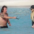 Le rockeur Richie Sambora profite d'une belle journée ensoleillée avec sa compagne Orianthi Panagaris et sa fille Ava Sambora sur une plage à Saint-Barthélemy, le 26 juin 2016
