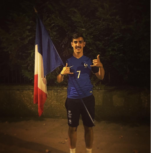 Théo Griezmann pose avec le maillot de la France, le 4 juillet 2016.