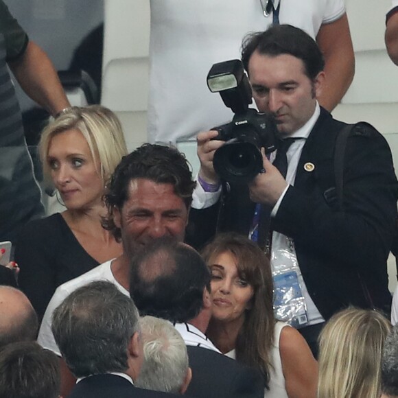 François Hollande et Claude Deschamps (Femme de Didier Deschamps) - Les hommes politiques assistent à la demi-finale de l'Euro 2016 Allemagne-France au stade Vélodrome à Marseille, France, le 7 juillet 2016. © Cyril Moreau/Bestimage
