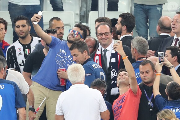 François Hollande (selfie) - Les hommes politiques assistent à la demi-finale de l'Euro 2016 Allemagne-France au stade Vélodrome à Marseille, France, le 7 juillet 2016. © Cyril Moreau/Bestimage