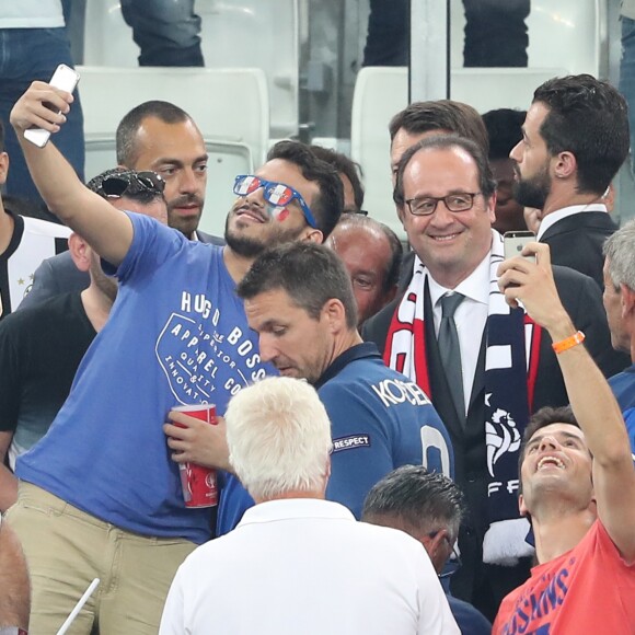 François Hollande (selfie) - Les hommes politiques assistent à la demi-finale de l'Euro 2016 Allemagne-France au stade Vélodrome à Marseille, France, le 7 juillet 2016. © Cyril Moreau/Bestimage