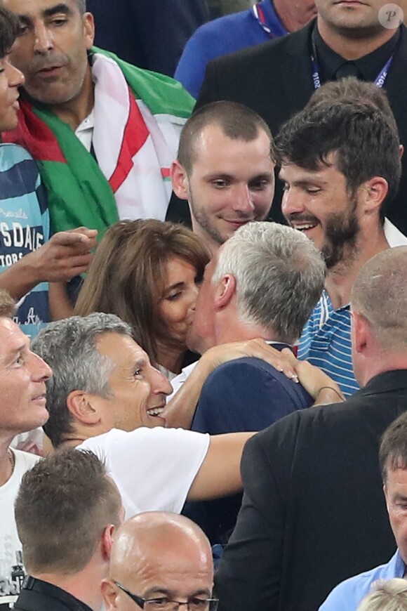 Didier Deschamps embrasse son épouse Claude à la fin du match de l'UEFA Euro 2016 Allemagne-France au stade Vélodrome à Marseille, France, le 7 juillet 2016. © Cyril Moreau/Bestimage