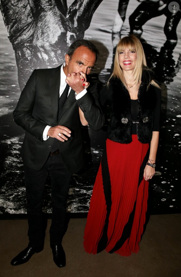 Nikos Aliagas et sa compagne Tina Grigoriou - Inauguration de l'exposition photographique de Nikos Aliagas intitulée "Corps et âmes" à la Conciergerie à Paris le 23 Mars 2016.