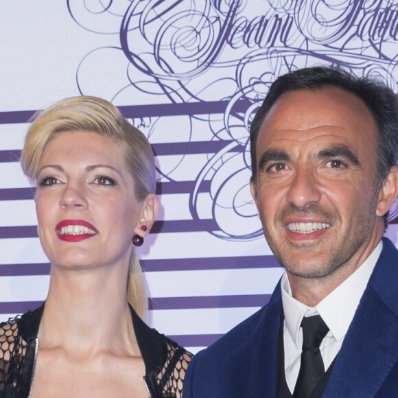 Nikos Aliagas et sa compagne Tina Grigoriou - Photocall de la soirée de vernissage de l'exposition "Jean Paul Gaultier" au Grand Palais à Paris, le 30 mars 2015.