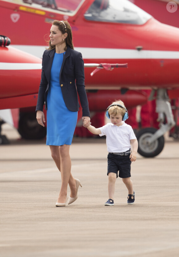 Catherine Kate Middleton, duchesse de Cambridge, Le prince William, duc de Cambridge et leur fils le prince George assistent au Royal International Air Tattoo le 8 juillet 2016.