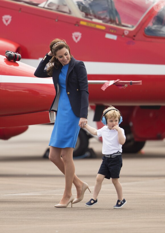 Catherine Kate Middleton, duchesse de Cambridge, Le prince William, duc de Cambridge et leur fils le prince George assistent au Royal International Air Tattoo le 8 juillet 2016.