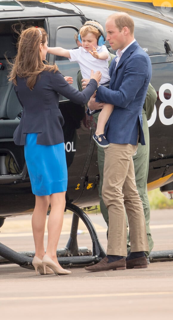 Catherine Kate Middleton, duchesse de Cambridge, Le prince William, duc de Cambridge et leur fils le prince George assistent au Royal International Air Tattoo le 8 juillet 2016.