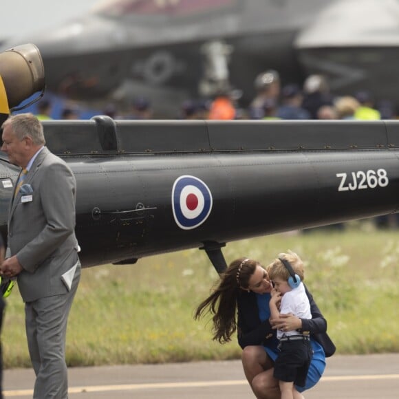 Catherine Kate Middleton, duchesse de Cambridge, Le prince William, duc de Cambridge et leur fils le prince George assistent au Royal International Air Tattoo le 8 juillet 2016.