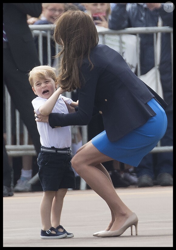 Kate Middleton, duchesse de Cambridge, Le prince William, duc de Cambridge et leur fils le prince George assistent au Royal International Air Tattoo le 8 juillet 2016.