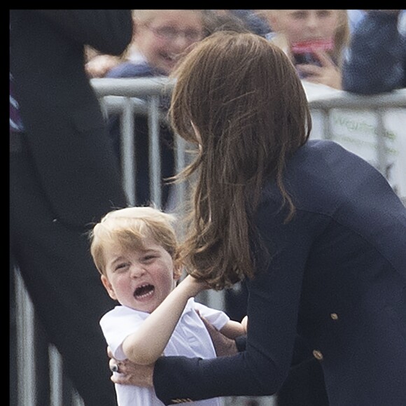 Kate Middleton, duchesse de Cambridge, Le prince William, duc de Cambridge et leur fils le prince George assistent au Royal International Air Tattoo le 8 juillet 2016.