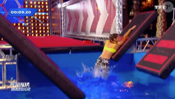Iris Mittenaere (Miss France 2016) fait une mémorable chute dans "Ninja Warrior", sur TF1. Le 8 juillet 2016.