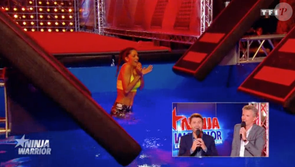 Iris Mittenaere (Miss France 2016) fait une mémorable chute dans "Ninja Warrior", sur TF1. Le 8 juillet 2016.