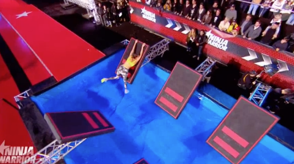 Iris Mittenaere (Miss France 2016) fait une mémorable chute dans "Ninja Warrior", sur TF1. Le 8 juillet 2016.