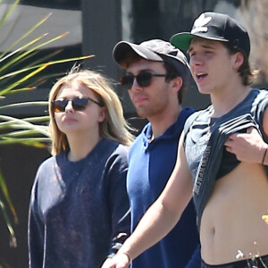 Exclusif - Chloë Grace Moretz et son compagnon Brooklyn Beckham se promènent avec un ami dans les rues de Los Angeles, le 2 juillet 2016