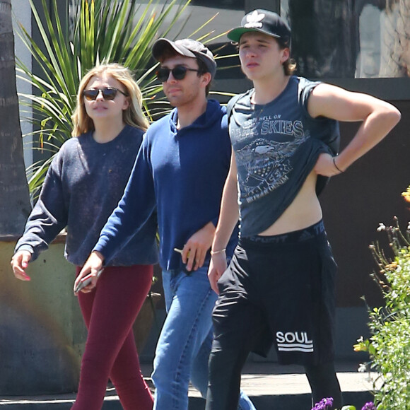 Exclusif - Chloë Grace Moretz et son compagnon Brooklyn Beckham se promènent avec un ami dans les rues de Los Angeles, le 2 juillet 2016