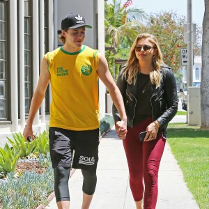 Chloë Grace Moretz et son compagnon Brooklyn Beckham se promènent main dans la main dans les rues de Beverly Hills. Les amoureux sont allés dans un centre dermatologique et ont ensuite déjeuné au restaurant Sugar Fish. le 30 juin 2016