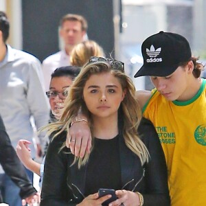 Chloë Grace Moretz et son compagnon Brooklyn Beckham se promènent main dans la main dans les rues de Beverly Hills. Les amoureux sont allés dans un centre dermatologique et ont ensuite déjeuné au restaurant Sugar Fish. le 30 juin 2016