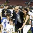 Le Real Madrid de Zinédine Zidane (entouré de sa famille) remporte la Ligue des champions aux tirs au buts face à l'Atlético de Madrid, (1-1 après prolongations, 5-3 aux t.a.b.) à Milan le 28 mai 2016.