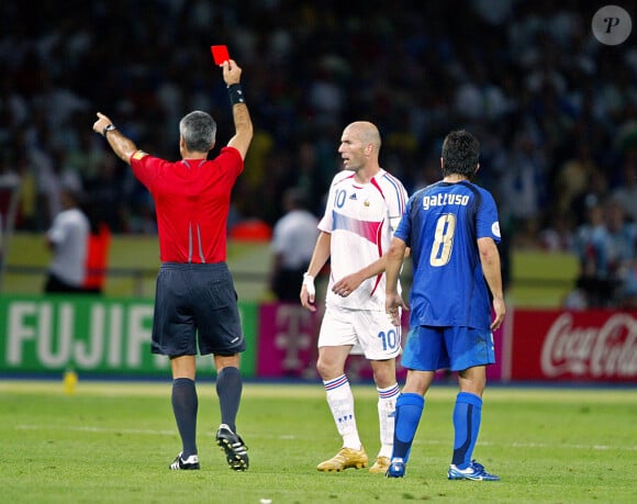 Zinédine Zidane expulsé par l'arbitre Horacio Elizondo le 9 juillet 2006 lors de la finale de la Coupe du Monde 2006 à Berlin