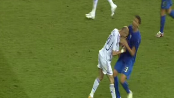 Le coup de boule de Zinedine Zidane contre Marco Materazzi lors de la finale de la coupe du monde de football en 2006.