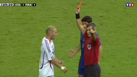 L'exclusion de Zinedine Zidane après son coup de tête contre Marco Materazzi lors de la finale de la coupe du monde de football en 2006.