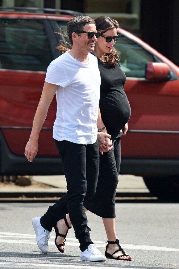 Exclusif - Liv Tyler enceinte et son fiancé David Gardner se baladent dans les rues de New York, le 29 mai 2016