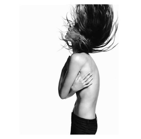 Gisele Bündchen, mannequin topless pour Givenchy Jeans par Riccardo Tisci.