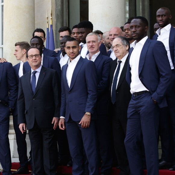 Antoine Griezmann, Adil Rami, Steve Mandanda, Lucas Digne, Bacary Sagna, François Hollande, N'Golo Kanté, Anthony Martial, Dimitri Payet, Samuel Umtiti, Didier Deschamps, Christophe Jallet, Guy Stéphan, Noel Le Graet, Patrice Evra, Moussa Sissoko, Eliaquim Mangala, Laurent Koscielny et Paul Pogba - François Hollande reçoit l'équipe de France de football après la défaite en finale de l'Euro contre le Portugal au Palais de l'Elysée à Paris le 11 juillet 2016.