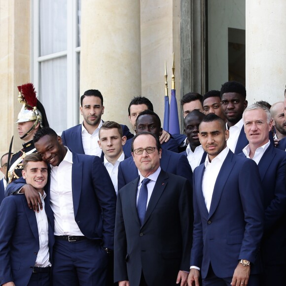 Antoine Griezmann, Steve Mandanda, Adil Rami, Lucas Digne, Bacary Sagna, François Hollande, N'Golo Kanté, Anthony Martial, Dimitri Payet, Samuel Umtiti, Didier Deschamps, Christophe Jallet - François Hollande reçoit l'équipe de France de football après la défaite en finale de l'Euro contre le Portugal au Palais de l'Elysée à Paris le 11 juillet 2016. François Hollande receives the France team football after the final defeat of the Euro against Portugal at the Elysee Palace in Paris July 11, 2016 .11/07/2016 - Paris