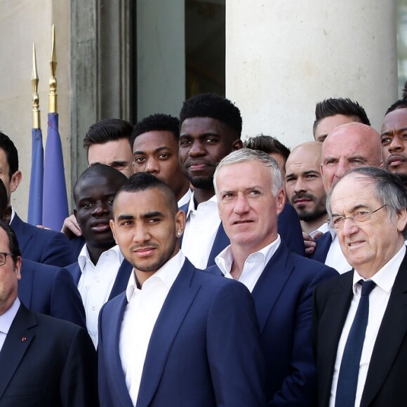 Antoine Griezmann, Steve Mandanda, Adil Rami, Lucas Digne, Bacary Sagna, François Hollande, N'Golo Kanté, Anthony Martial, Dimitri Payet, Samuel Umtiti, Didier Deschamps, Christophe Jallet, Noel Le Graet, Patrice Evra, Moussa Sissoko, Eliaquim Mangala et Laurent Koscielny - François Hollande reçoit l'équipe de France de football après la défaite en finale de l'Euro contre le Portugal au Palais de l'Elysée à Paris le 11 juillet 2016.
