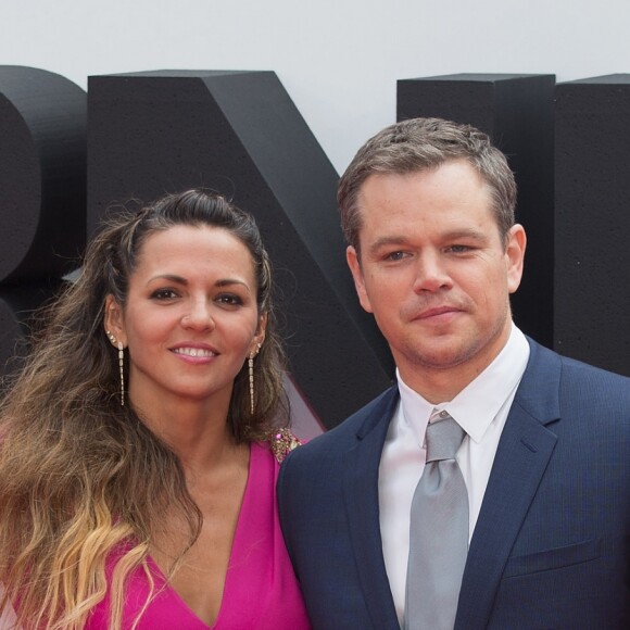 Matt Damon et sa femme Luciana Barroso arrivant à la 1ère avant-première européenne "Jason Bourne" au Odeon, Leicester Square à Londres, le 11 juillet 2016.