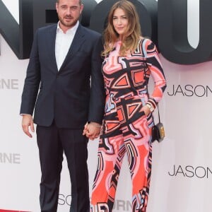 Lisa Snowdon et son compagnon George Smart arrivant à la 1ère avant-première européenne "Jason Bourne" au Odeon, Leicester Square à Londres, le 11 juillet 2016.