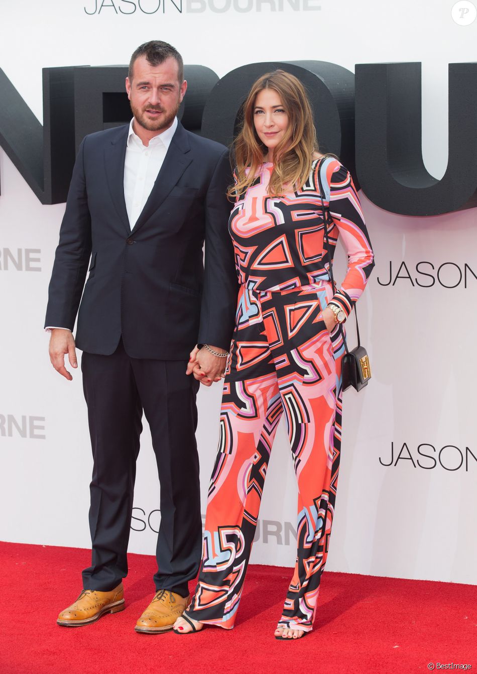 Lisa Snowdon et son compagnon George Smart arrivant à la 1ère avant ...