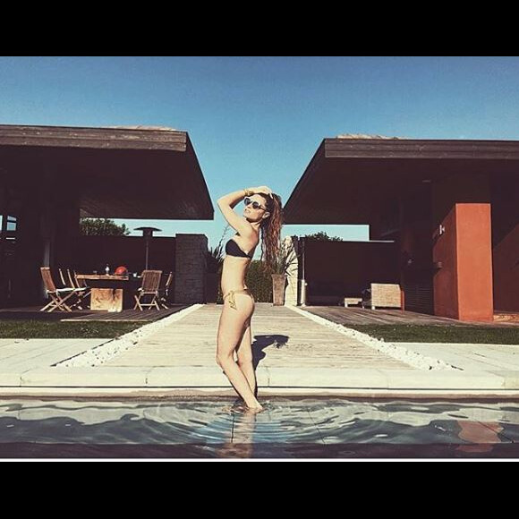 Capucine Anav naïade radieuse en bikini sur Instagram