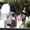 Kim Kardashian avec son mari Kanye West et leur fille North se rendent chez des amis à Brentwood le 9 juillet 2016.