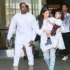 Kim Kardashian avec son mari Kanye West et leur fille North West à Calabasas le 25 juin 2016.